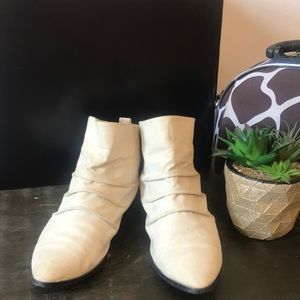 Deena & Ozzy White Leather Boots Sz 7.5